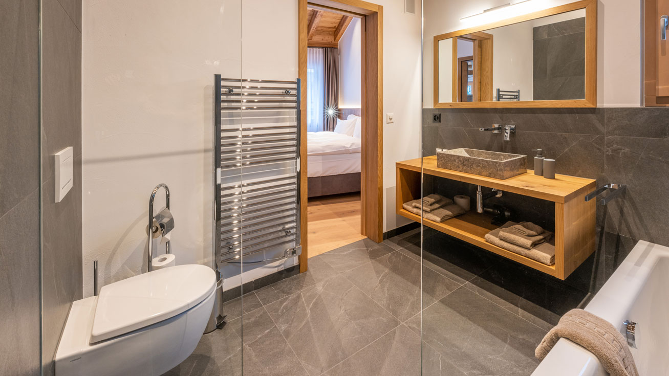 Colosseo Appartements Zermatt Aquamarin Suite Badezimmer