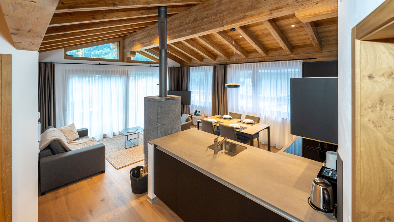 Colosseo Appartements Zermatt Aquamarin Suite Wohn und Esszimmer