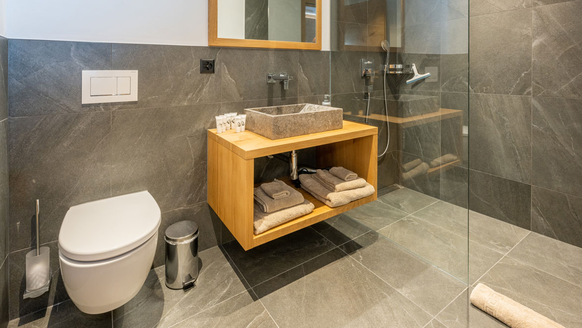 Colosseo Appartements Zermatt Rubin Suite Badezimmer mit Dusche