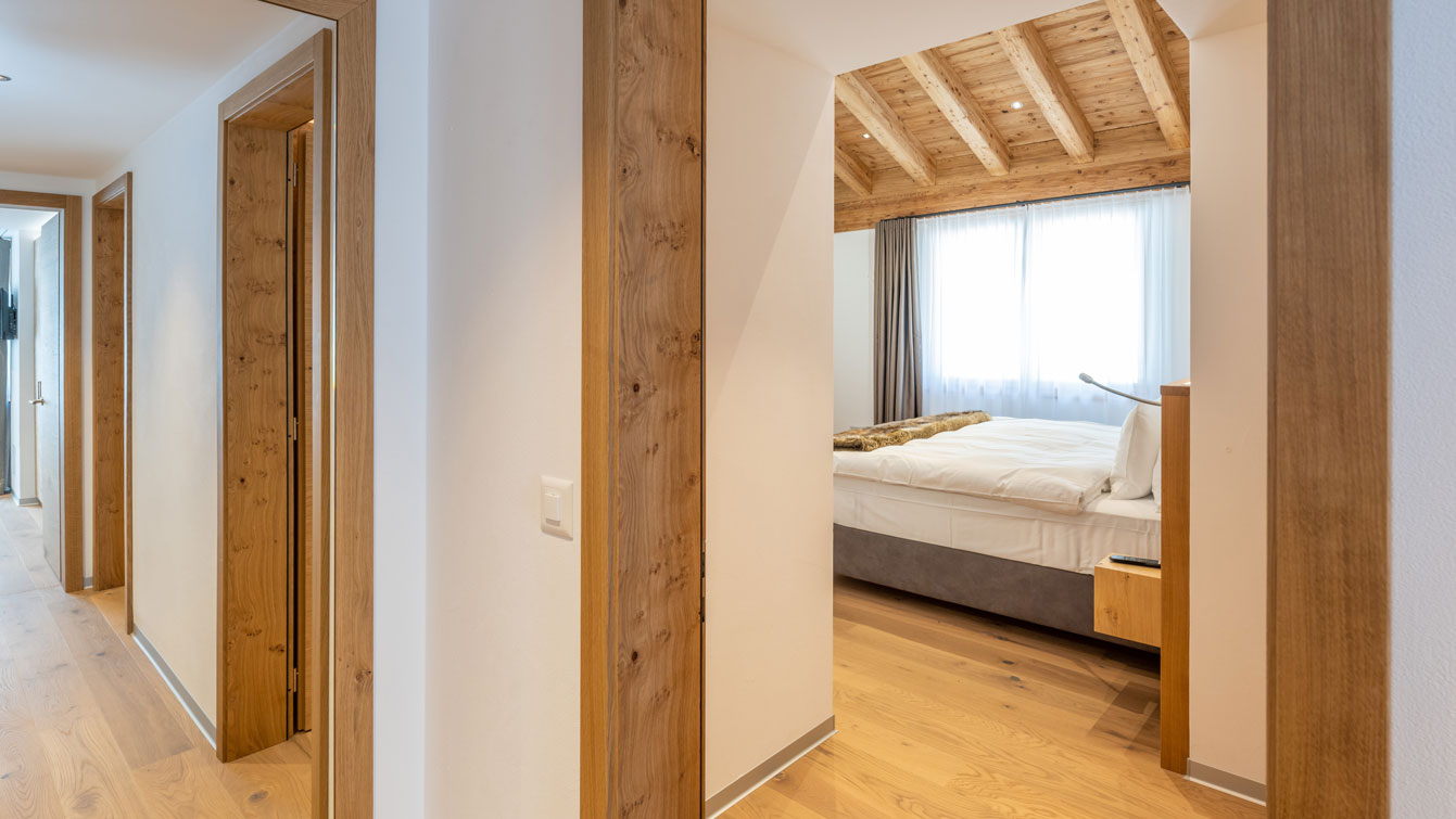 Colosseo Appartements Zermatt Rubin Suite Blick ins Schlafzimmer