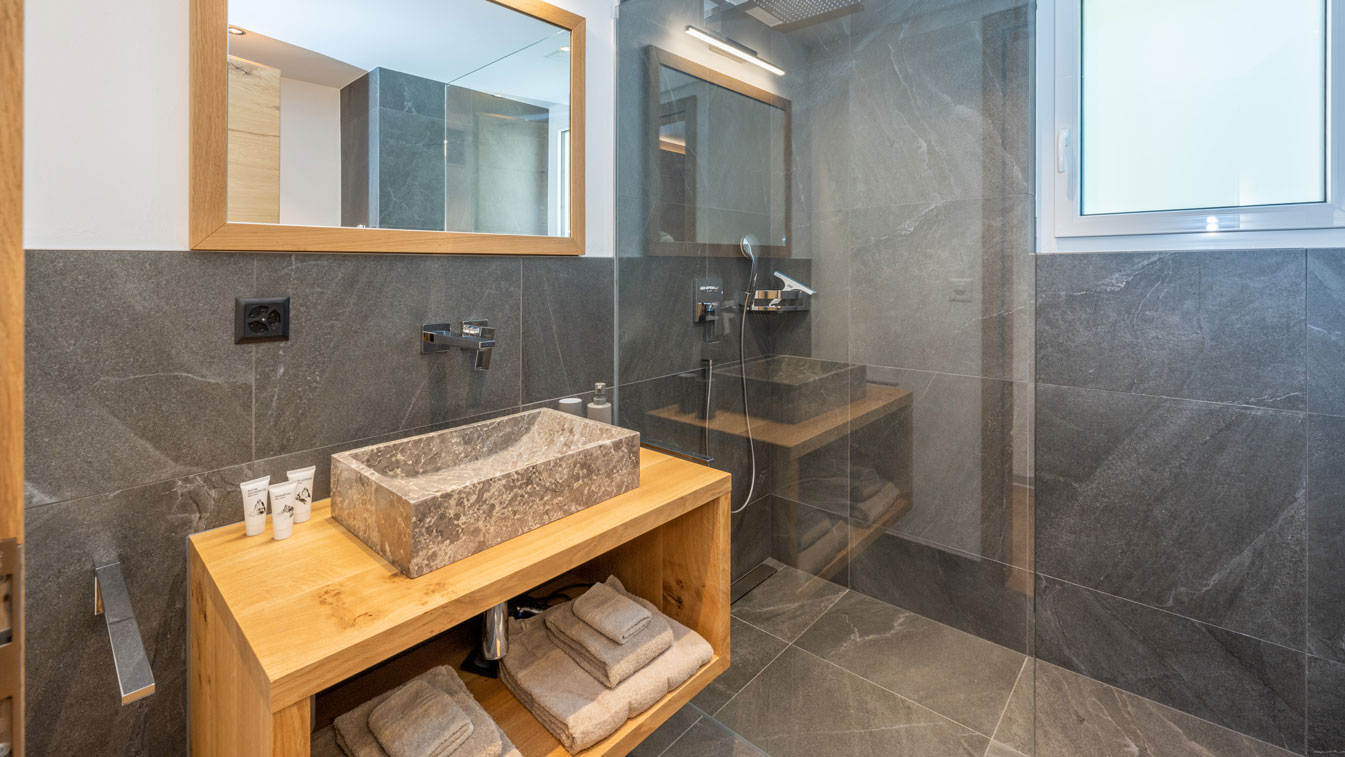 Colosseo Appartements Zermatt Smaragd Suite Bad mit Dusche