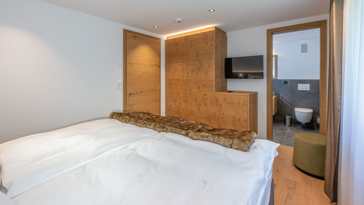 Colosseo Appartements Zermatt Smaragd Suite Schlafzimmer und Bad