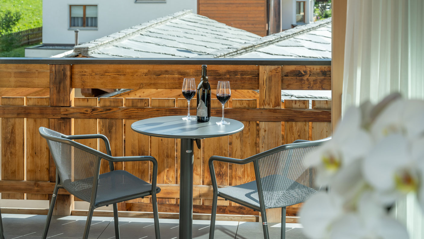 Colosseo Appartements Zermatt Smaragd Suite Sitzecke Balkon